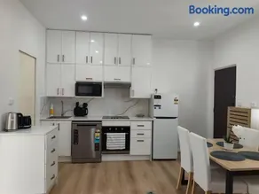 Sleep 4 New 1 bedroom 2 baths Villa Near Parramatta CBD and Westmead hospital - Image 3