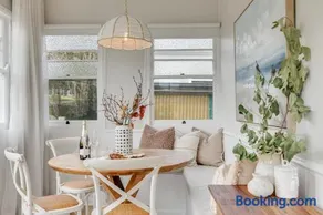 Bluewood Cottage - Cozy Charm, Steps from the City - Image 1