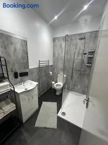 Modern 2-Bedroom Apartment - Heart of Douglas - Image 1