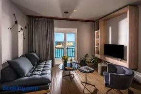 Everblue Apt with Unique Sea & Old Port View in the City Center wlaking distance to all major Sites - Image 1