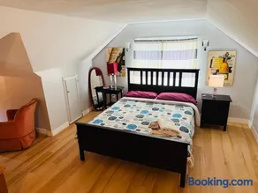 Artistic Apartment Near Downtown - Image 3