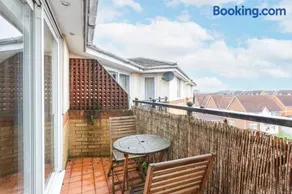 CONEN Chafford Apartment - Image 4