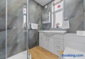 Back'o'Barns Apartment by Klass Living Hamilton - Image 2