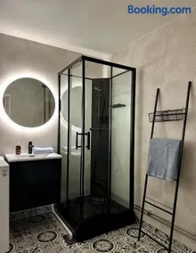 Sentralt i rolig bygård, med heis, egen, veranda & 85" Smart TV - Image 4