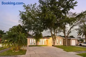 FIFA 2026 Base | 4BR Hollywood Villa | Jacuzzi + Game Room + BBQ | 12 min Hard Rock Stadium - Image 2