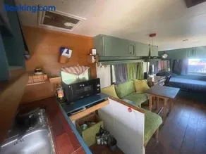 Private room and shared kitchen in vintage caravan Countryside views - Image 3