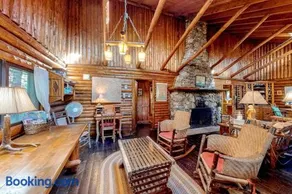 Stunning log cabin with fireplace & nature views - near shopping & dining - Image 4