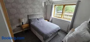Pet Friendly 2-Bed Apt Sleeps 3 with Parking - Image 2