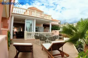 Spacious villa 500 m from the sea! Playa Del Duque - Image 2