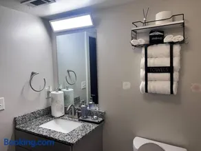 Free Parking! Comfy 1Bedroom Unit! 10 min to Midtown & 1 Mile To Braves Truist Park! - Image 5