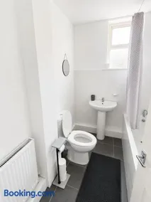 Contractor Stay near BAE, Sleeps 4, WiFi - Image 2