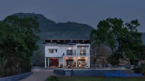 SaffronStays Deckhouse 47 - 3BR pet-friendly industrial-style pool villa with bonfire, BBQ, rain dance & celebration turf - Image 1