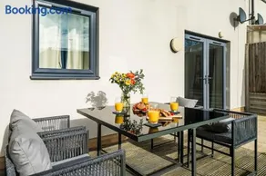 2 bedroom Elegant home in Huntingdon - Image 2