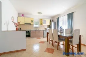 Modern apartment with private pool - Image 4
