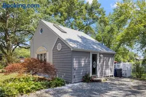 Cozy Waterfront Cottage - Sleeps 4 - Image 1