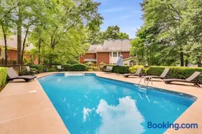 Luxury 5BR Oasis, Sleeps 10, Pool, Office, Deck - Image 1