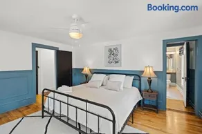4-Bedroom Downtown Main St , great location! - Image 1