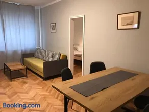 EU metro station, City Center, lovely 3-bedroom apartment, free parking - Image 1