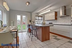 SPACIOUS STYLISH HOME, Foosball Table, FREE PARKING, Driveway, Garden & LAUNDRY ROOM, 2 DOUBLE BEDROOMS & LED Media wall - Image 3