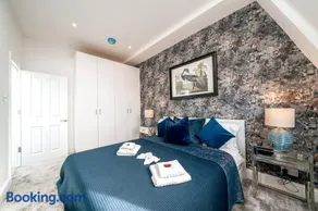 Niru Experience Pearl of Ifield Road 5BD 3BA - Image 5