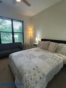 2 Bedroom Boutique Apartment in the Heart of Charlotte - Image 2