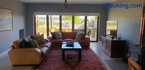 Modern spacious home in heart of Cape Winelands - Image 3