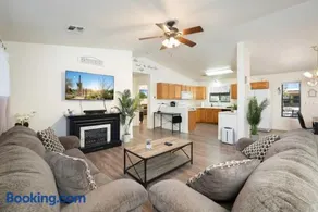 3BR Cozy Retreat Firepit Hot Tub BBQ & Patio - Image 2