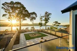 Luxurious Waterfront home in the North of Hobart - Image 3
