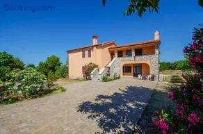 RENATOEMILIA spacious apartment with courtyard - Image 3