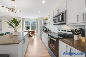 Group-Friendly 10BR Townhouse, Best Area in Bloomfield - Image 2