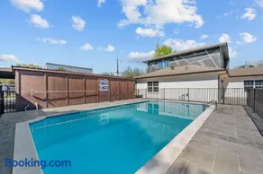 Spacious Galleria Apartment with Free Park - Image 2