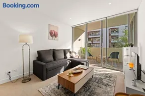 Cosy One Bedroom unit near Sydney CBD Sleeps four with Balcony - Image 4