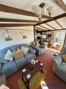 Beautiful Rural Holiday Chalet With Hot tub and Igloo cinema - Image 2