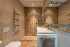 EasyTopStay - Tricolore Modern and Cozy Apartment - Image 3