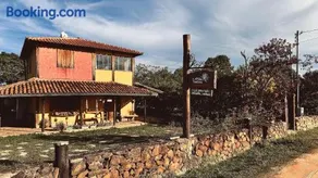 Casa charmosa com chalés, jardim e área gramada - Image 1