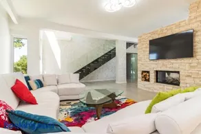 Beautiful Villa in a Spacious Estate - Image 2