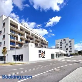 Stylish Chill Garden Apartment - Image 2