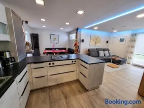 Glamour Lifestyle Apartment 5 - Image 4