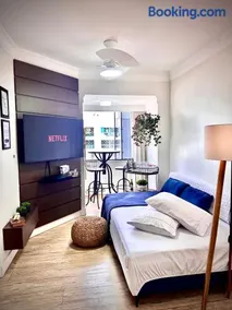 Apê BC Ótima localização 4min a pé da Praia Garagem Home Office para 4 com Ar-condicionado Portaria 24h - Image 3