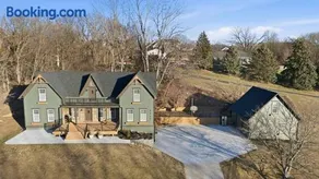 Spacious 5BR Retreat w Game Room Huge Drive & Private Setting - Image 1