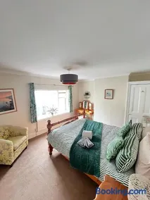 Free Parking 3-Bedroom House Near York Town - Image 2