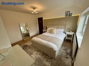 Cosy 4 Bedroom House With Secure Parking - Image 3