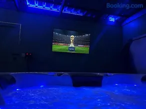 Romantic getaway with private hot tub - Image 2