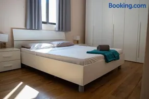 Golden Stay - 4BR Stylish Apartment for Group - Image 1