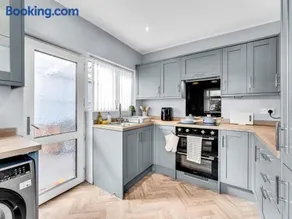 Mallory House 2BR 10 Minutes from Alton Towers with Parking - Image 3