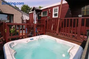 Cosy Cabin with Hot Tub & Sauna in East Wemyss - Image 1
