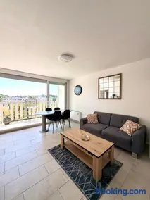 Comfortable and bright renovated 4-room apartment 5' downtown - Image 1