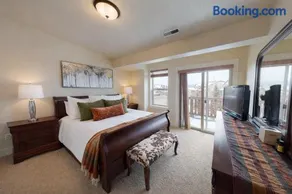 5452 Luge Lane Luxury - Image 3