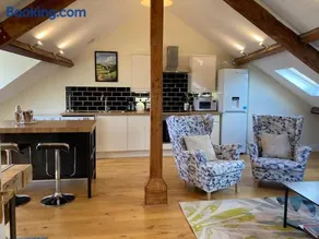 Windows over Stroud - 2BR Penthouse in Historic Building - Image 5