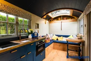 Nutkins Luxury Shepherd Hut with hot tub close to Lyme Regis - Image 4